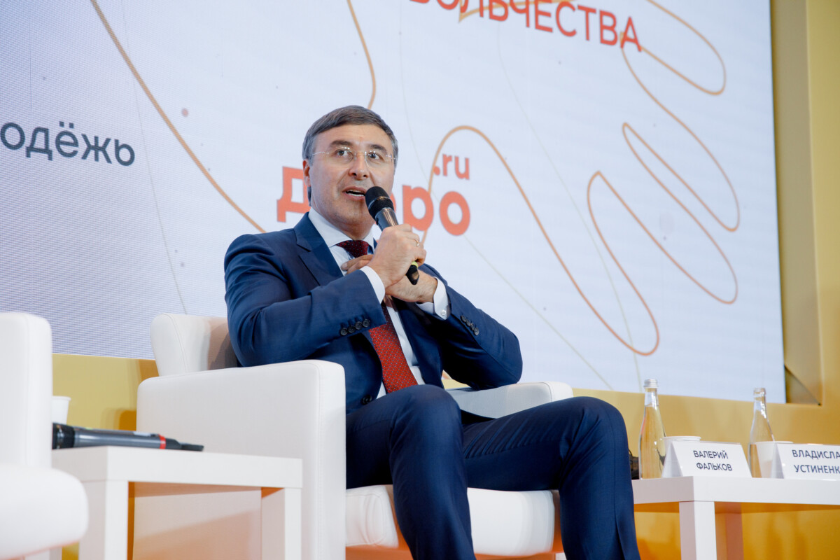 Валерий Фальков наградил лучшие волонтерские центры вузов на форуме #МЫВМЕСТЕ