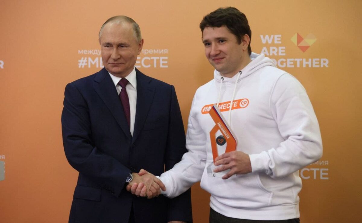 Президент России Владимир Путин вручил международную премию «Мы вместе» победителю всероссийского конкурса «Моя страна – моя Россия» Павлу Бережанскому