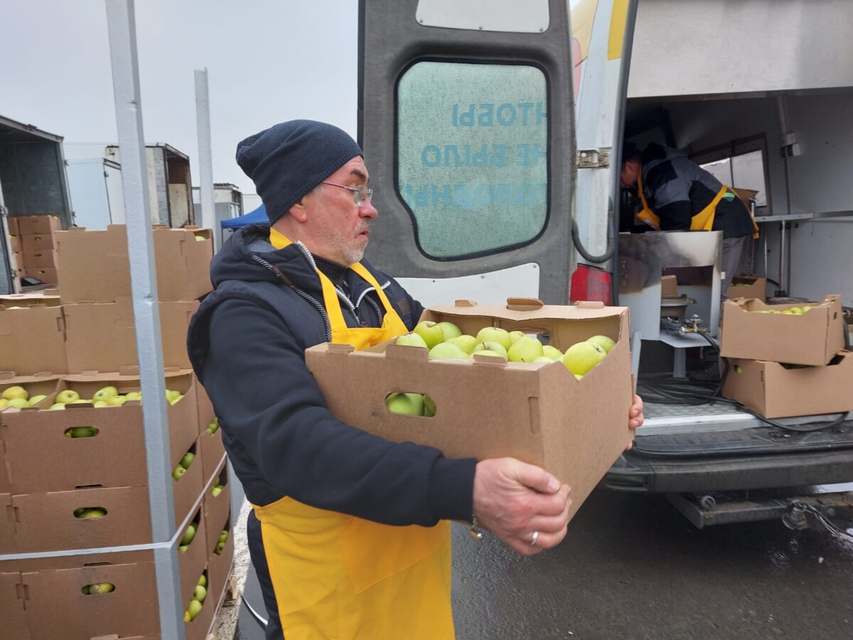 В Ростовской области победители Международной Премии #МЫВМЕСТЕ передали фрукты 2500 жителям Донбасса