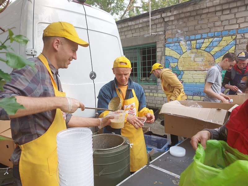 Победители Премии #МЫВМЕСТЕ – 2021 раздали больше 1000 горячих обедов в приграничном городе на Донбассе