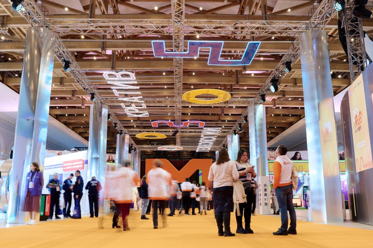 Открытие двух мобильных штабов #МЫВМЕСТЕ и праздничный катание на ГУМ-катке: чем запомнился второй день Международного форума гражданского участия #МЫВМЕСТЕ 2022